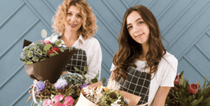 Twee vrouwelijke ondernemers met bloemenwinkel