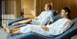 Gasten in ontspannen wellness-omgeving