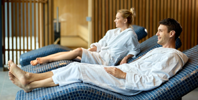 Gasten in ontspannen wellness-omgeving