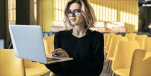 Zelfstandige freelancer werkt op laptop in moderne werkomgeving